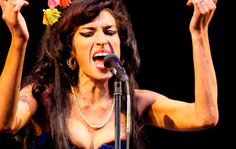 Povestea vieţii lui Amy Winehouse va fi scrisă de tatăl ei