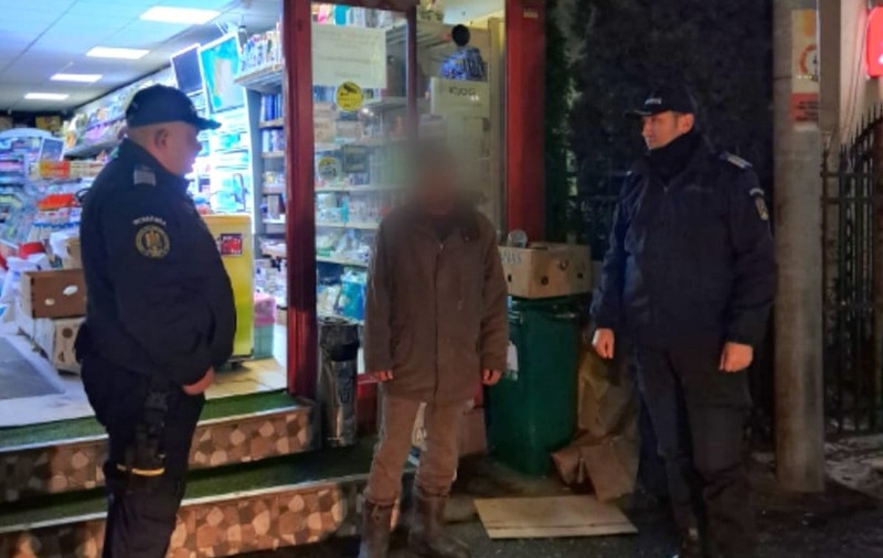 Un bărbat dispărut în urmă cu 9 ani din județul Mureș, găsit pe stradă de jandarmii din Argeș. A fost salvat de la hipotermie și dus acasă