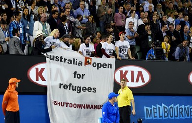Activiştii pentru drepturile refugiaţilor au afişat un banner cu un mesaj clar EPA/LUKAS COCH AUSTRALIA AND NEW ZEALAND OUT