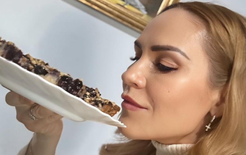 Gabriela Firea a intrat în bucătărie și a gătit tartă cu ovăz și afine. Cum se prepară rețeta ei: „Ușor de făcut, puține calorii”