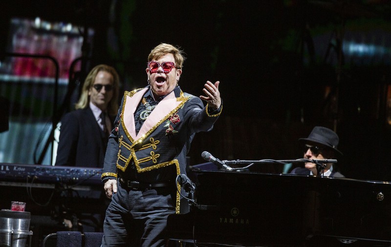 Elton John, cu pamperși la concert. Cântărețul a trecut prin momente neplăcute