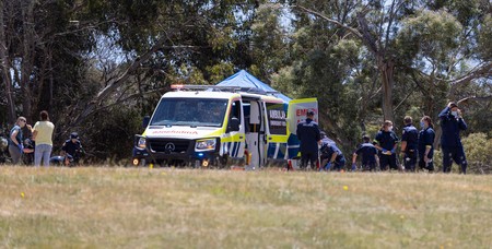 Serviciile medicale de urgență intervin la școala primară Hillcrest din Devonport, Tasmania, după ce mai mulți copii au căzut de la o înalțime de 10 metri | Sursa foto: EPA