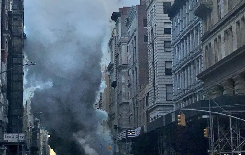 Explozie masivă pe Brodway, în New York. Un nor uriaș de fum s-a ridicat în aer