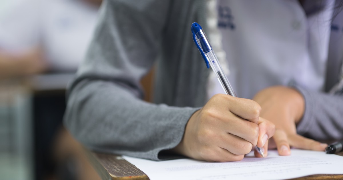 Elev care susține un examen