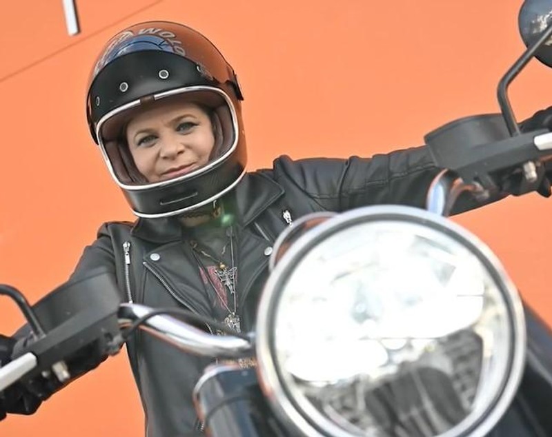Anca Sigartău, transformare spectaculoasă pentru rolul din serialul „Lia”, difuzat la Antena 1. „Mi-am luat permisul de motor”