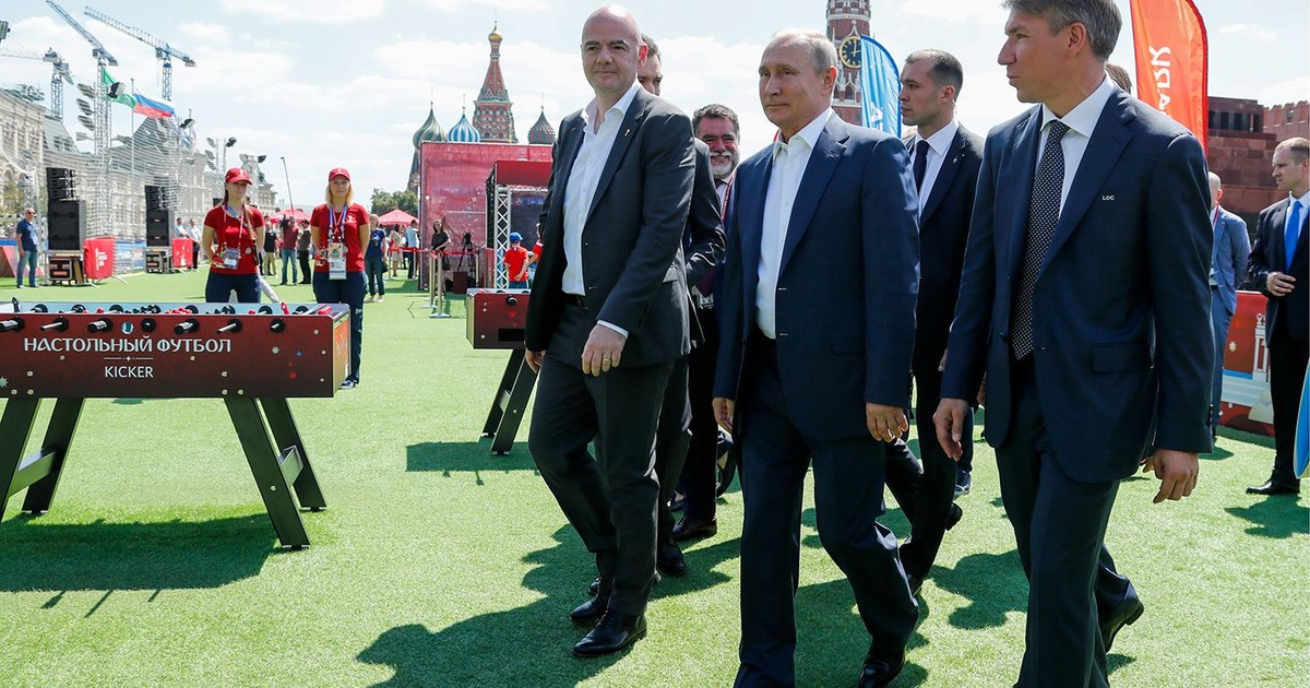 Explicație foto: De la stânga la dreapta: Gianni Infantino, Vladimir Putin și Aleksei Sorokin, în Piața Roșie, pe timpul World Cup 2018. Foto: Gazeta.ru