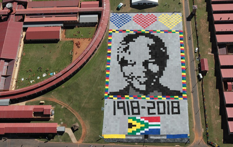 Un portret al lui Mandela, care se vede din spațiu, a fost expus în curtea unei închisori