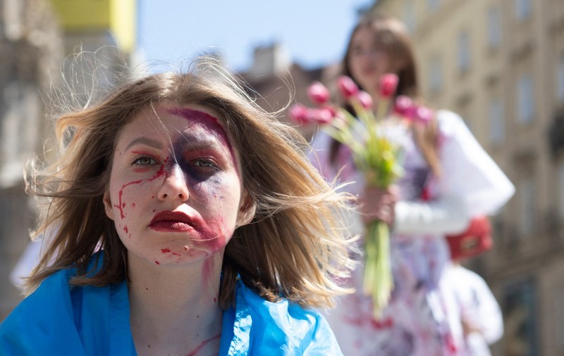Doi lunetiști ruși, acuzați de Ucraina că au abuzat sexual o fetiță de 4 ani și că au violat-o în grup pe mama acesteia, după ce l-au bătut pe tată