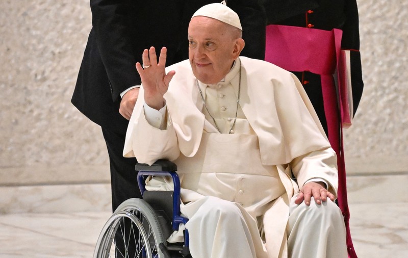 Pentru prima dată, Papa Francisc a folosit un scaun cu rotile în public după reapariţia problemelor la genunchi