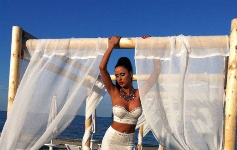 E PIŢIPOANCĂ SAU NU? DANIELA CRUDU, CU TOCURI CUI de 15 CM pe PLAJĂ! FOTO