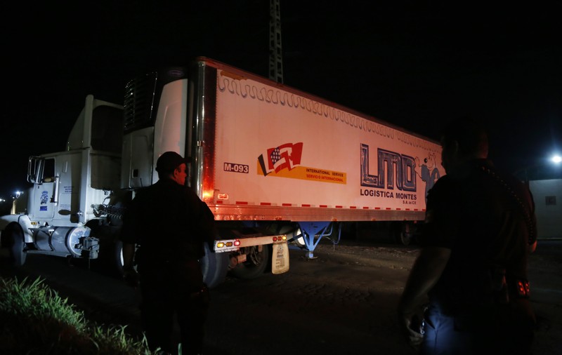 FOTO / Un camion încărcat cu cadavre se plimba pe străzile unui oraș din Mexic