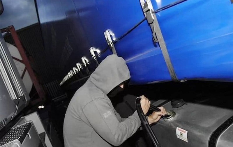 Doi șoferi români de TIR au furat cauciucuri de 200.000 de euro de la alte camioane și au fost prinși când furau și motorină, ca să ajungă acasă