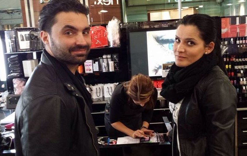 Pepe, AJUTAT DE O BRUNETĂ SĂ ALEAGĂ FARDURI SOŢIEI