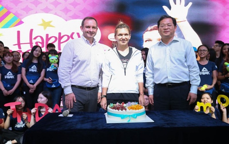 Simona Halep împlinește 25 de ani. Sportiva a fost sărbătorită cu tort la Wuhan, iar fanii au umplut rețelele de socializare cu felicitări / GALERIE FOTO&VIDEO