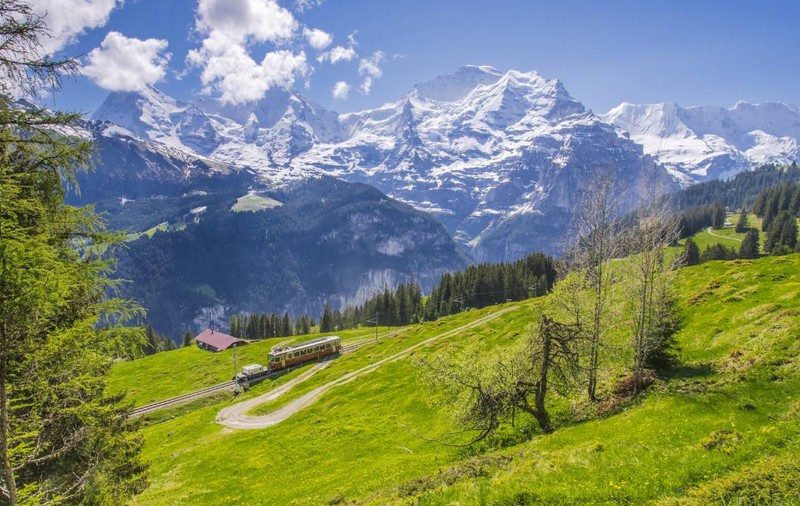 Fenomenul „coolcation”, tot mai popular în rândul turiștilor. Călătorii aleg ținutul lui Heidi din Elveția în locul destinațiilor consacrate din Grecia sau Italia