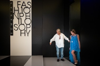 Regizoarea Ioana Maximilian a familiarizat-o pe Adina cu podiumul