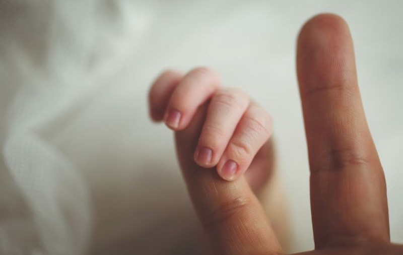 Premieră în România. O tânără din Covasna cu COVID-19 a născut gemene perfect sănătoase
