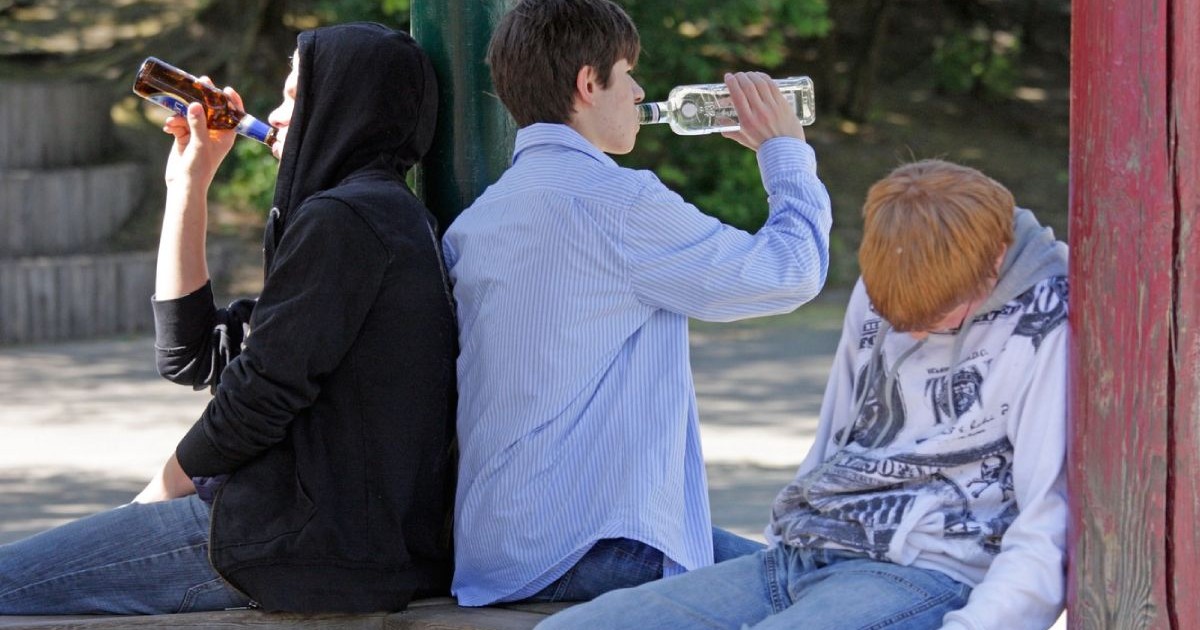 Băieți tineri care beau alcool.