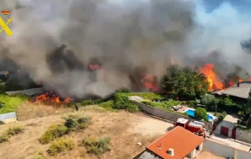 „Pare un infern, un iad. Nu se mai vede nici soarele”. Mărturiile românilor evacuați din calea incendiilor devastatoare din Spania