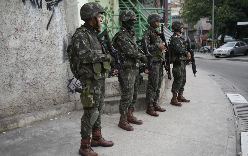 Armata și poliția au intrat cu forța pe străzile din Rio de Janeiro