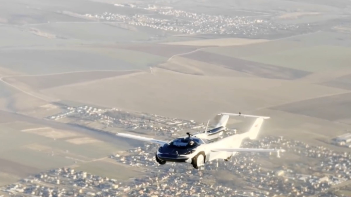 Imagine cu mașina AirCar în timpul zborului