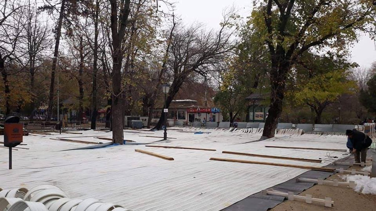 Ce “ispravă” a făcut municipalitatea din Focșani. Patinoarul pentru sărbătorile de iarnă va fi montat în Parcul Central, printre copaci și un stâlp de electricitate