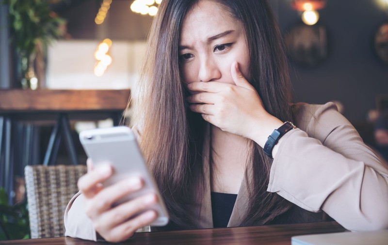 O tânără a murit după ce mama sa i-a trimis zeci de emoticoane cu fețe furioase la postările ei de pe Facebook
