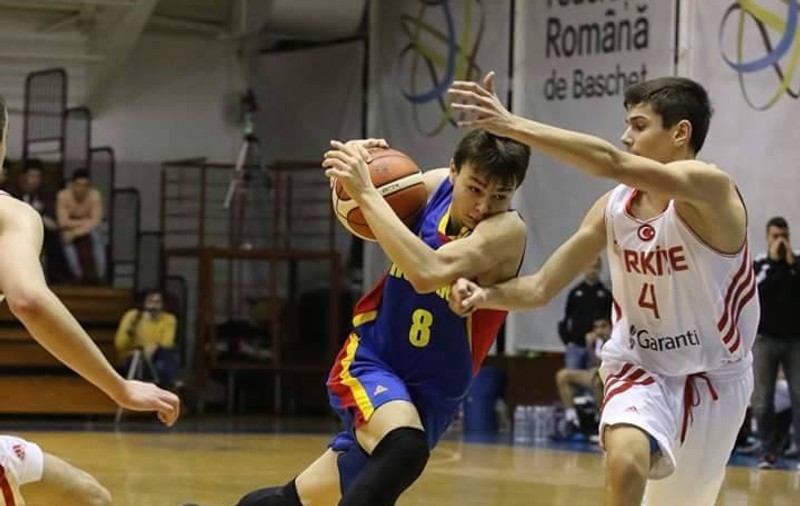 Baschetbalistul care nu aruncă la coş cartea! Andrei Arion are 15 ani și e unul dintre cei mai de perspectivă juniori de la Steaua CSM EximBank şi de la naţionala U16 / FOTO&VIDEO