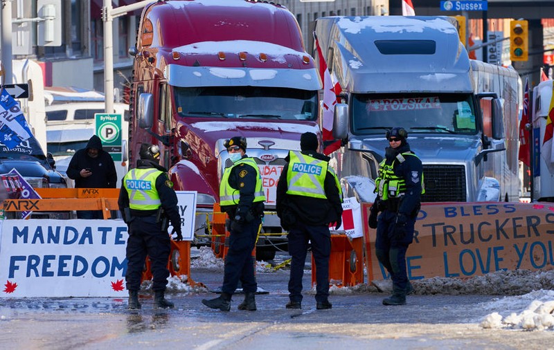 „Protestul a devenit o ocupație agresivă”. Poliția canadiană, măsuri împotriva camionagiilor anti-vaccin