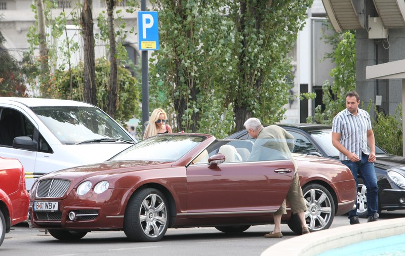 EXCLUSIV! SE ÎNGROŞĂ GLUMA cu Irinel şi blonda lui! Cei doi, SURPRINŞI în IPOSTAZE foarte FAMILIARE | FOTO