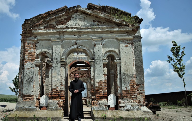 Izolare sau sihăstrie. De un an jumătate, călugărul Justinian este starețul unei biserici-ruină, din Teleorman