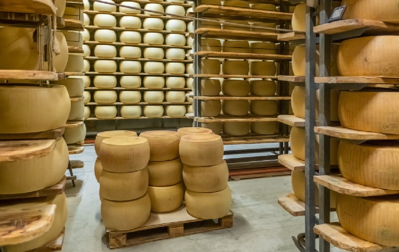 Parmezanul, folosit ca monedă de schimb în Italia. O bancă unică în lume primește roțile de brânză ca garanție pentru împrumuturi