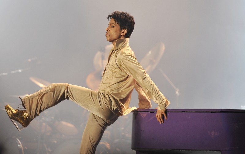 TMZ: Prince, ucis de o SUPRADOZĂ DE DROGURI? Acesta primise tratament pentru contracararea efectelor narcoticelor cu șase zile înainte să moară!