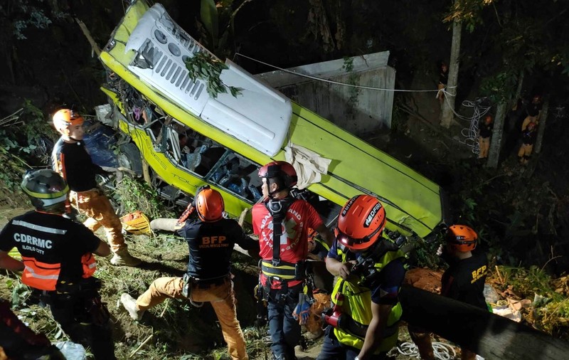 Cel puțin 16 persoane au murit în Filipine, după ce un autobuz a rămas fără frâne și s-a prăbușit într-o prăpastie