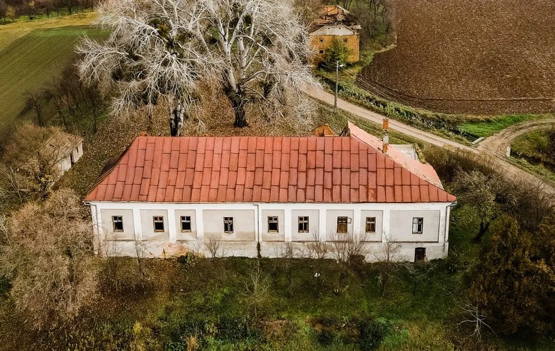 Conacul Bónis de lângă Oradea, locul unde a fost ascunsă Coroana Ungariei, scos la vânzare. Cât costă domeniul de 6.635 mp