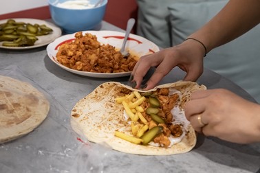În şaorma siriană, carnea condimentată domină în faţa legumelor