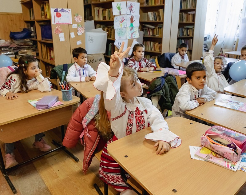 SPERANȚĂ. Într-o școală din Olt, o profesoară îi învață pe copiii cu părinți în străinătate să creadă că tinerii pot reuși și în țară: „Se pot realiza oriunde, numai să găsească oamenii potriviți”