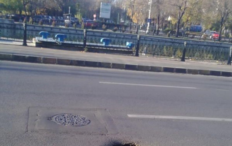 Să fie asta cea mai mare groapă din Bucureşti?
