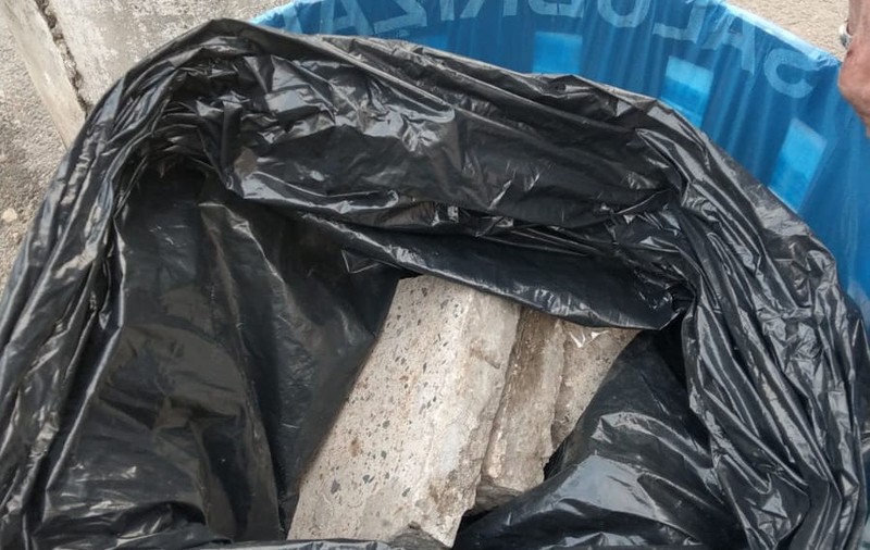 Bucăți de bordură, cărămizi, pietre, gresie, răngi și țevi, ascunse de protestari în coșurile stradale de gunoi din Galați pentru confruntările cu jandarmii
