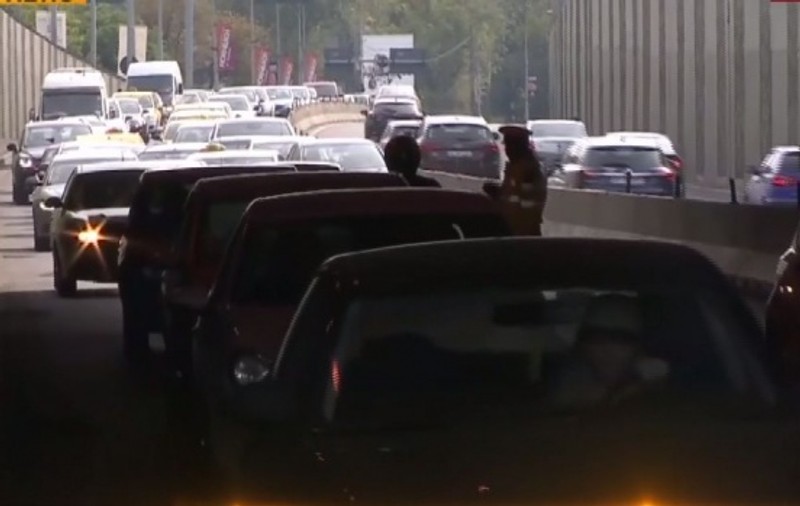 Accident în lanț în Pasajul Băneasa. Traficul a fost blocat pe sensul de ieșire din București, după ce mai multe mașini s-au lovit