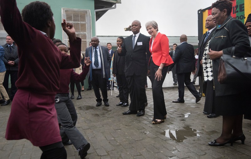 VIDEO | Theresa May a dansat alături de mai mulți copii, în Africa de Sud