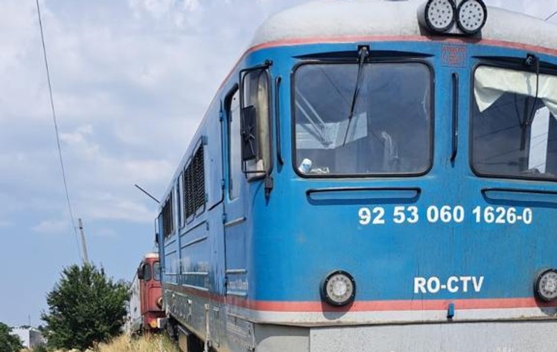 Două locomotive s-au ciocnit la Roșiori. În urma impactului, una dintre ele a deraiat