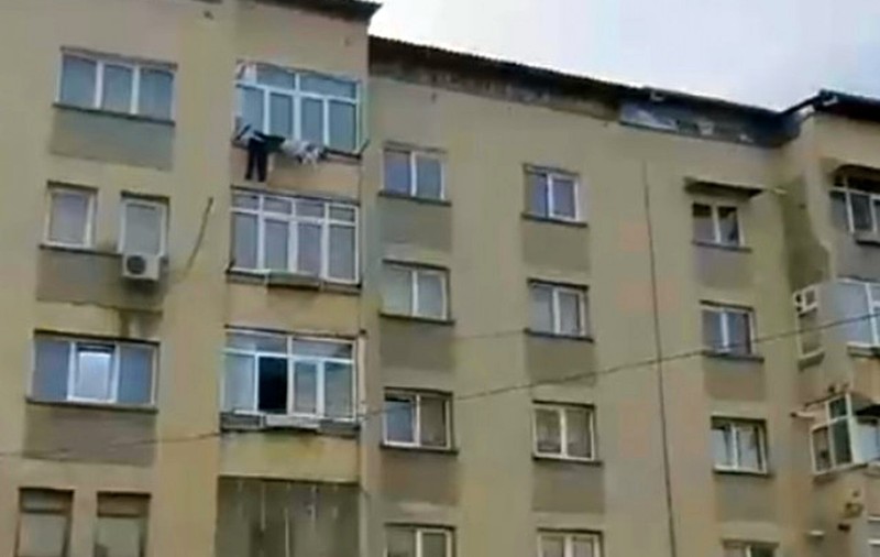 O fetiță de 6 ani a căzut de la etajul patru al unui bloc din Olt, după ce a intervenit într-o ceartă între mama ei și tatăl vitreg