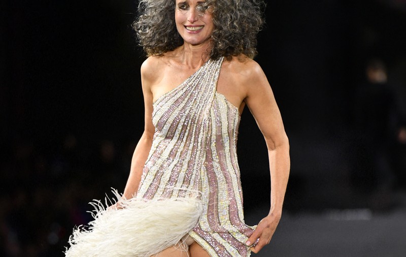 Andie MacDowell, în vârstă de 64 de ani, cu lenjeria intimă la vedere pe podiumul de la Săptămâna Modei de la Paris