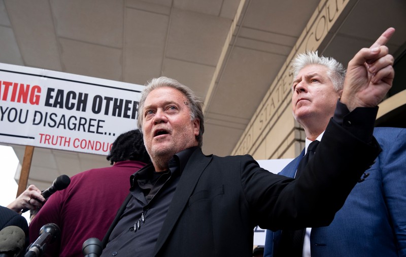 Steve Bannon, fostul strateg al lui Donald Trump, a fost găsit vinovat de sfidarea Congresului. Ce pedeapsă riscă
