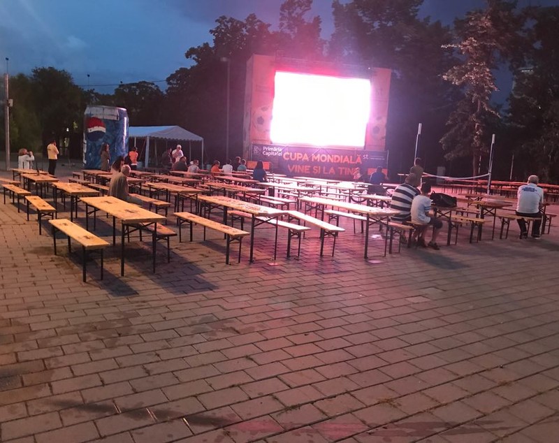 Primăria Capitalei n-are mușterii, la ecranul amplasat lângă Arena Națională. Ploaia i-a alungat pe microbiști / GALERIE FOTO & VIDEO
