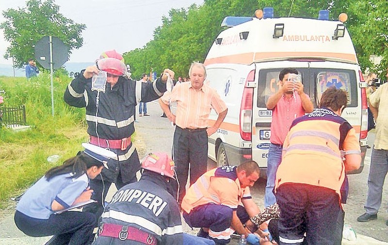 Victimele accidentului au zăcut aproape o oră pe caldarâm
