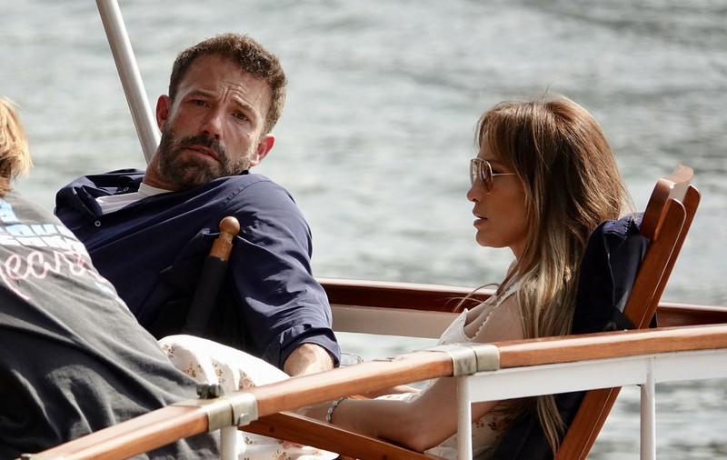 Ben Affleck, obosit în luna de miere cu Jennifer Lopez. Cum a fost pozat actorul în Paris, la plimbarea pe Sena