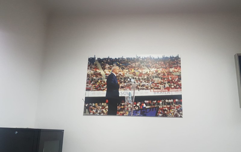 FOTO | Umbra lui Dragnea, la sediul PSD. Fotografiile cu fostul lider, acum aflat în închisoare, au rămas pe pereţii din Kiseleff