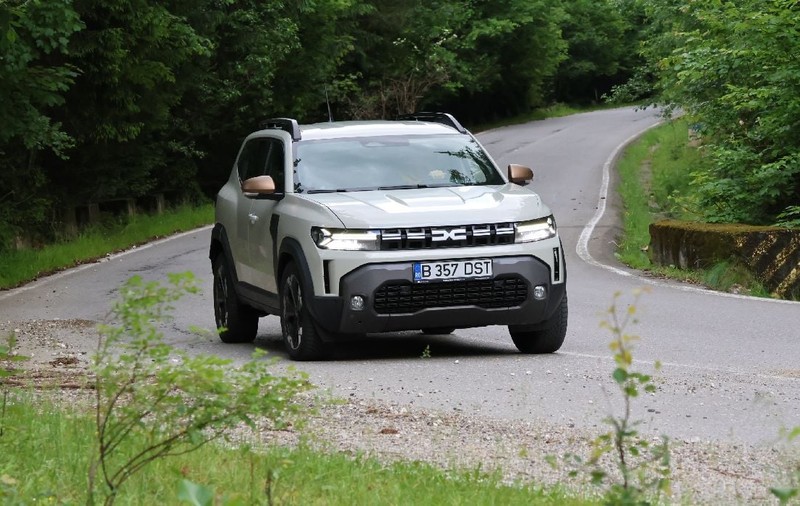 Am testat Dacia Duster hybrid-G 150 4x4 pe asfalt și off-road. Ce aduce versiunea 1.2 cu GPL, automată și tracțiune integrală